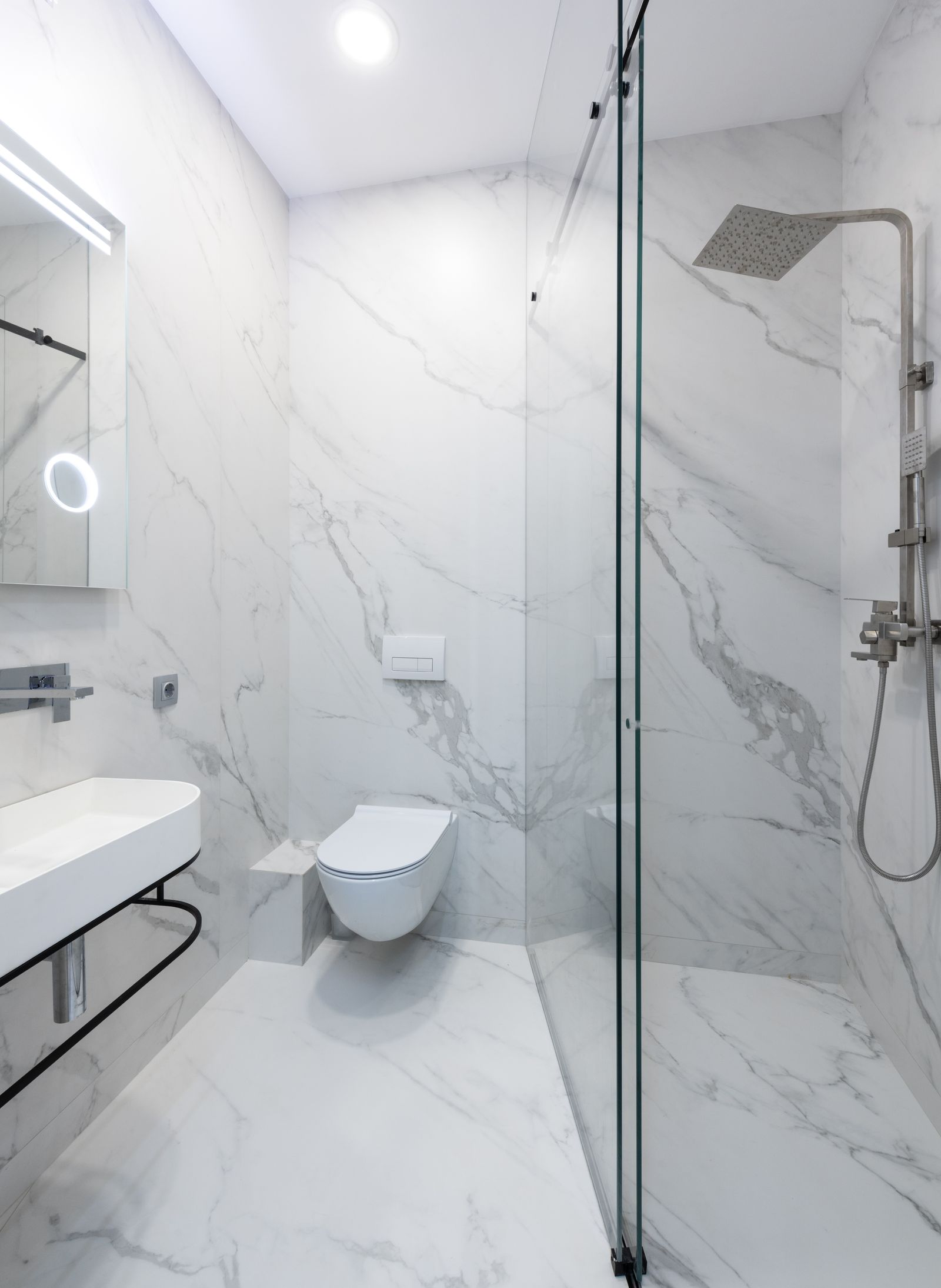 Salle de bains en marbre blanc avec douche à l'italienne